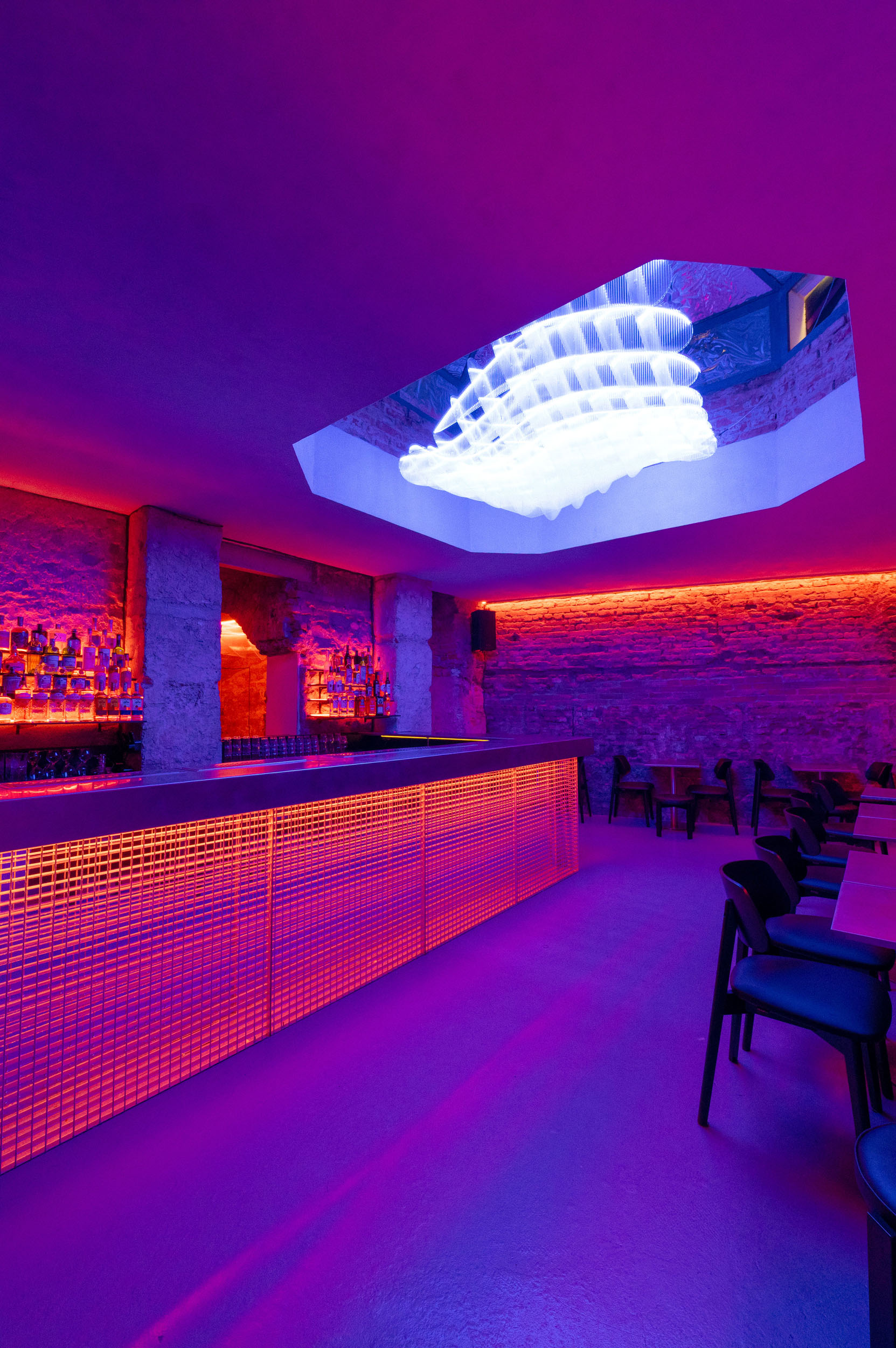 BACKSTAGE BAR